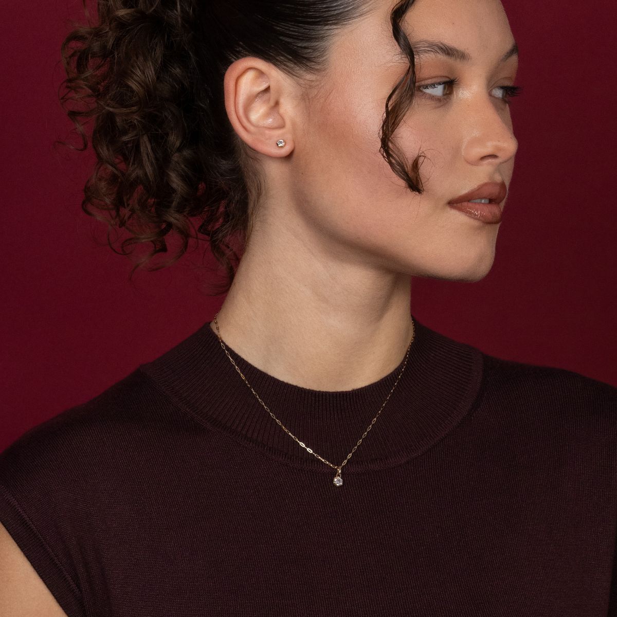 Model trägt Kette und Ohrstecker in Gelbgold mit Lab Diamanten