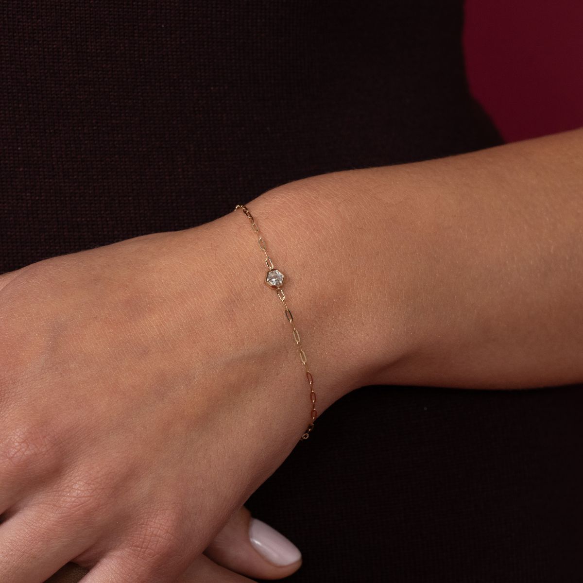 Nahaufnahme Arm mit Armband in 14k Gelbgold