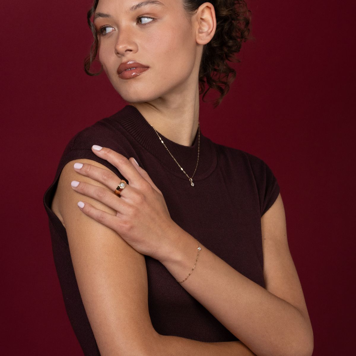 Model trägt Armband und breiten Ring in 14k Gelbgold mit Lab Diamanten