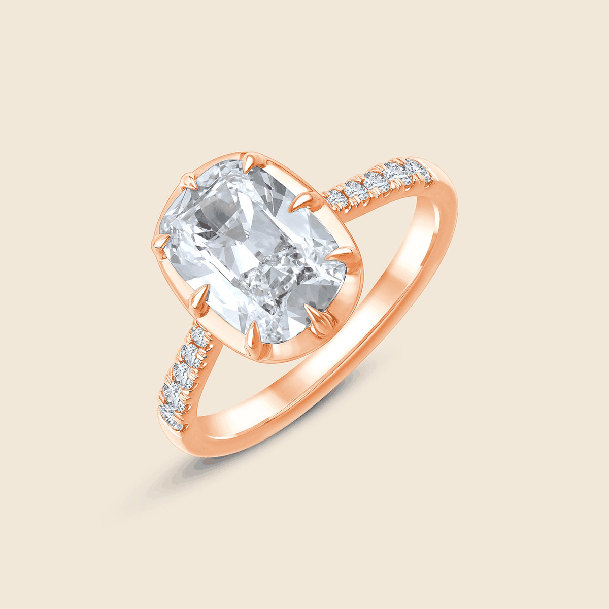 Verlobungsring aus Rosegold mit Lab Diamant im Kissenschliff und Pavé-besetzter Ringschiene