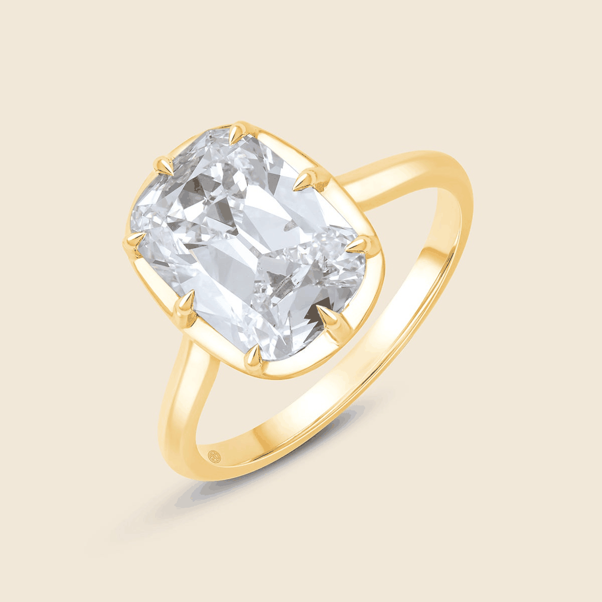 Verlobungsring aus Gelbgold mit 2 Carat Lab Diamant im Kissenschliff, zentrale Fassung
