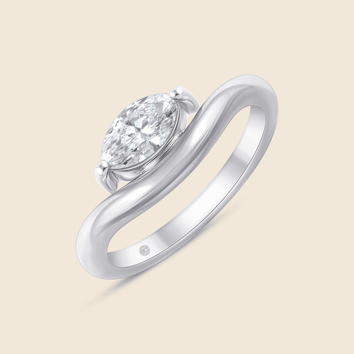 Wellenförmiger Weißgoldring mit seitlich gesetztem Marquise-Lab-Diamanten