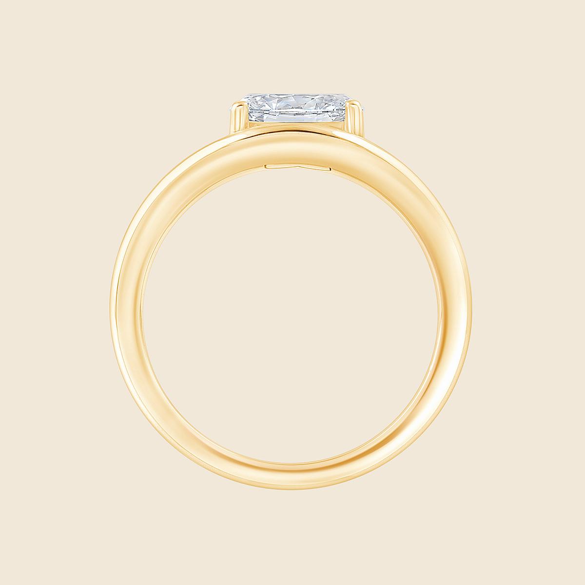 Wellenförmiger Gelbgoldring mit seitlich gesetztem ovalen Lab Diamanten, seitlich