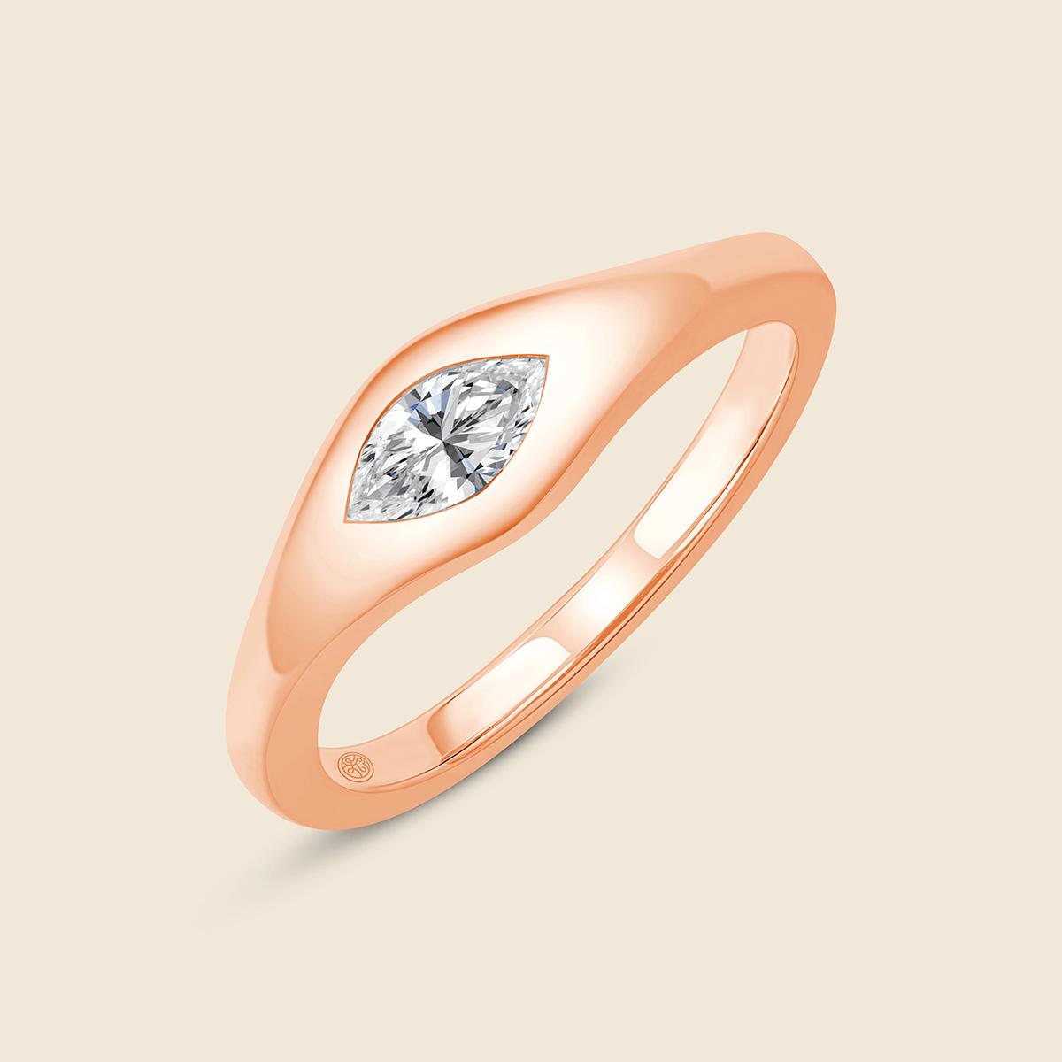 Rosegold-Siegelring mit zentralem Marquise-Lab-Diamanten
