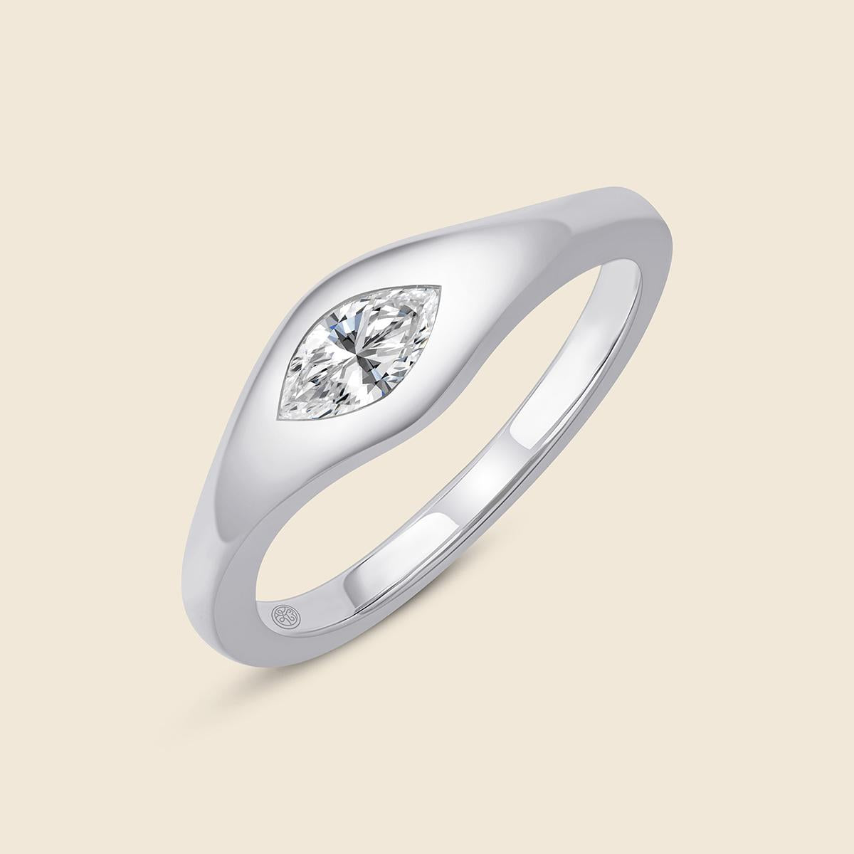 Weißgold-Siegelring mit zentralem Marquise-Lab-Diamanten