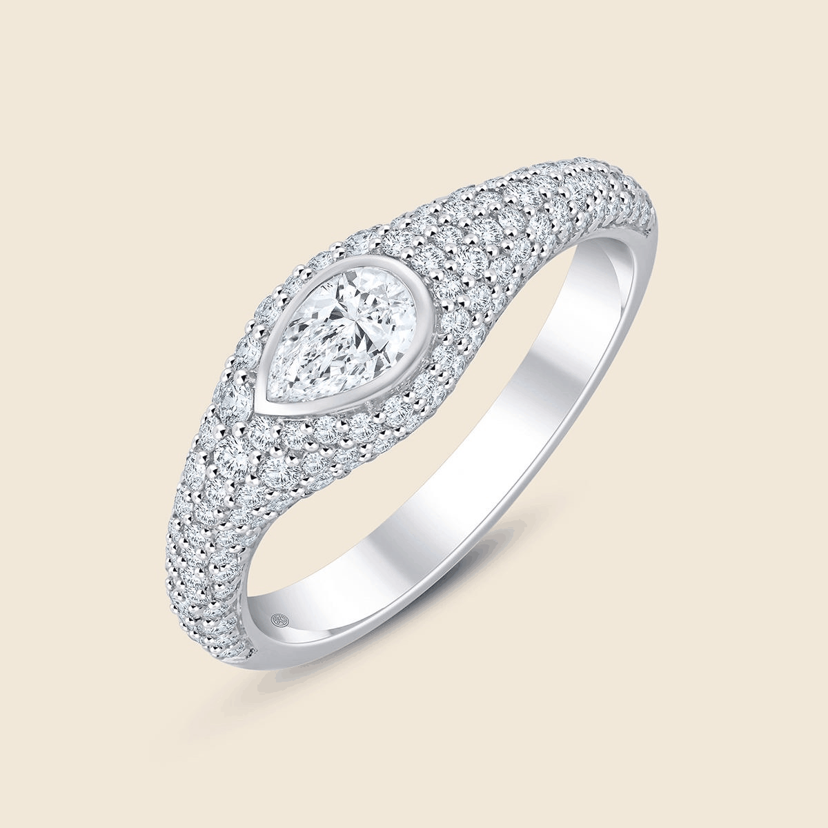 Weißgold Siegelring mit Pavé-Diamanten und Pear Lab Diamant