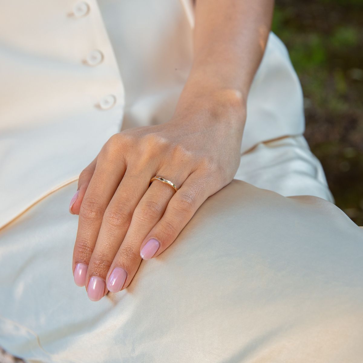 Model trägt einen Ring aus Gelbgold in organischer Wellenform mit kleine Lab Diamanten