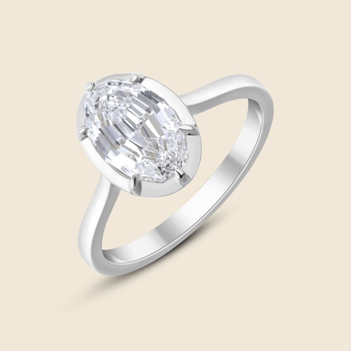 Verlobungsring aus Weissgold mit Lab Diamant im Moval-Schliff, zentrale Fassung