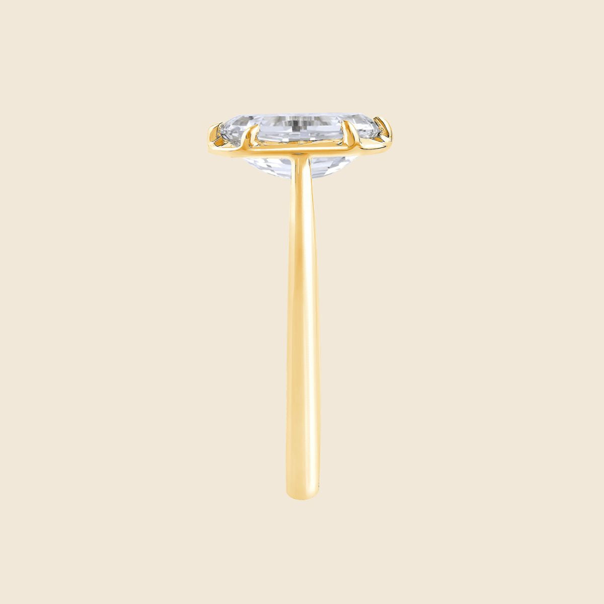 Verlobungsring aus Gelbgold mit Lab Diamant im Moval-Schliff, zentrale Fassung, seitlich