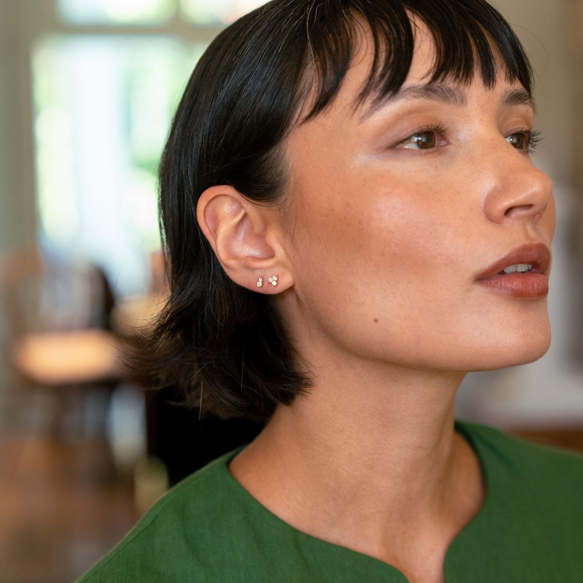Model trägt 14k Gold Piercing mit 2 Lab-Grown Diamanten im Rund-Schliff