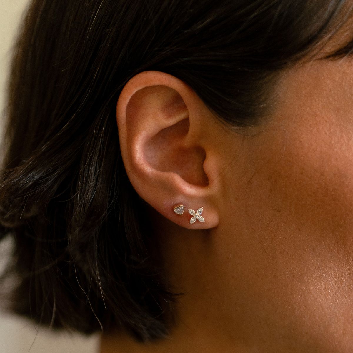Nahaufnahme eines 14k Gold Piercings mit 5 Lab-Grown Diamanten im Birnen- und Rund-Schliff