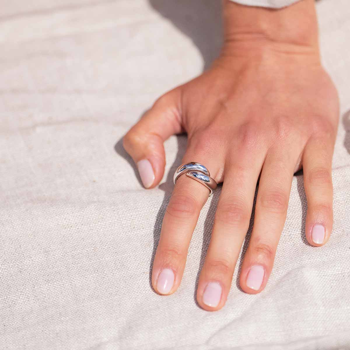 Model trägt Ring in Silber