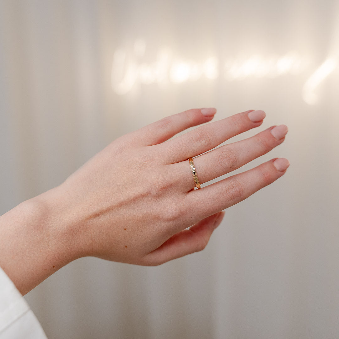 Minimalistischer Ring am Model