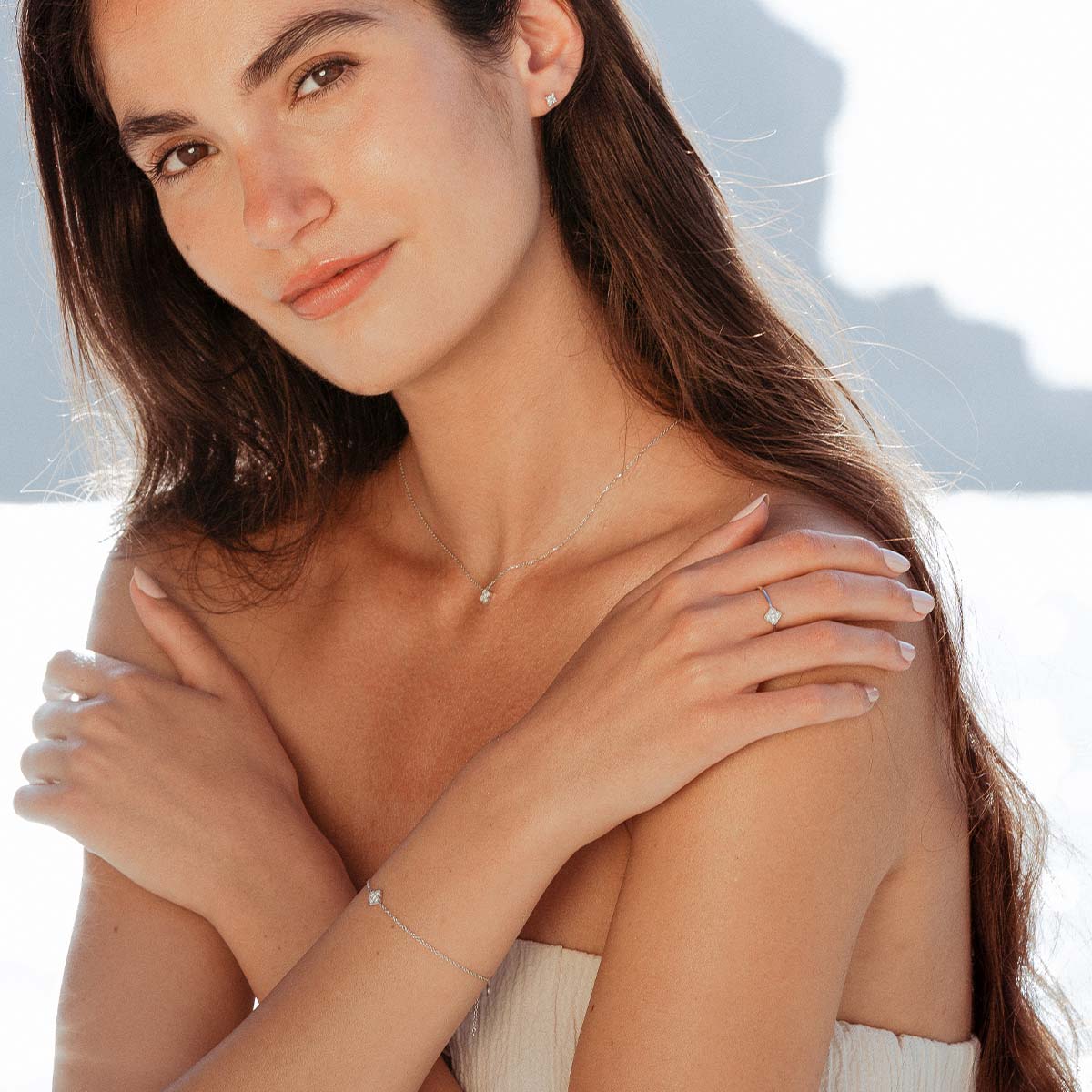 Model trägt Antheia Kollektion am Strand