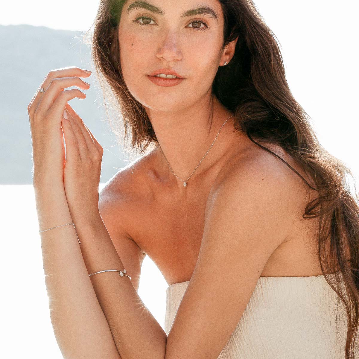 Model trägt Antheia Milligrain Cuff und Ohrringe in weiß