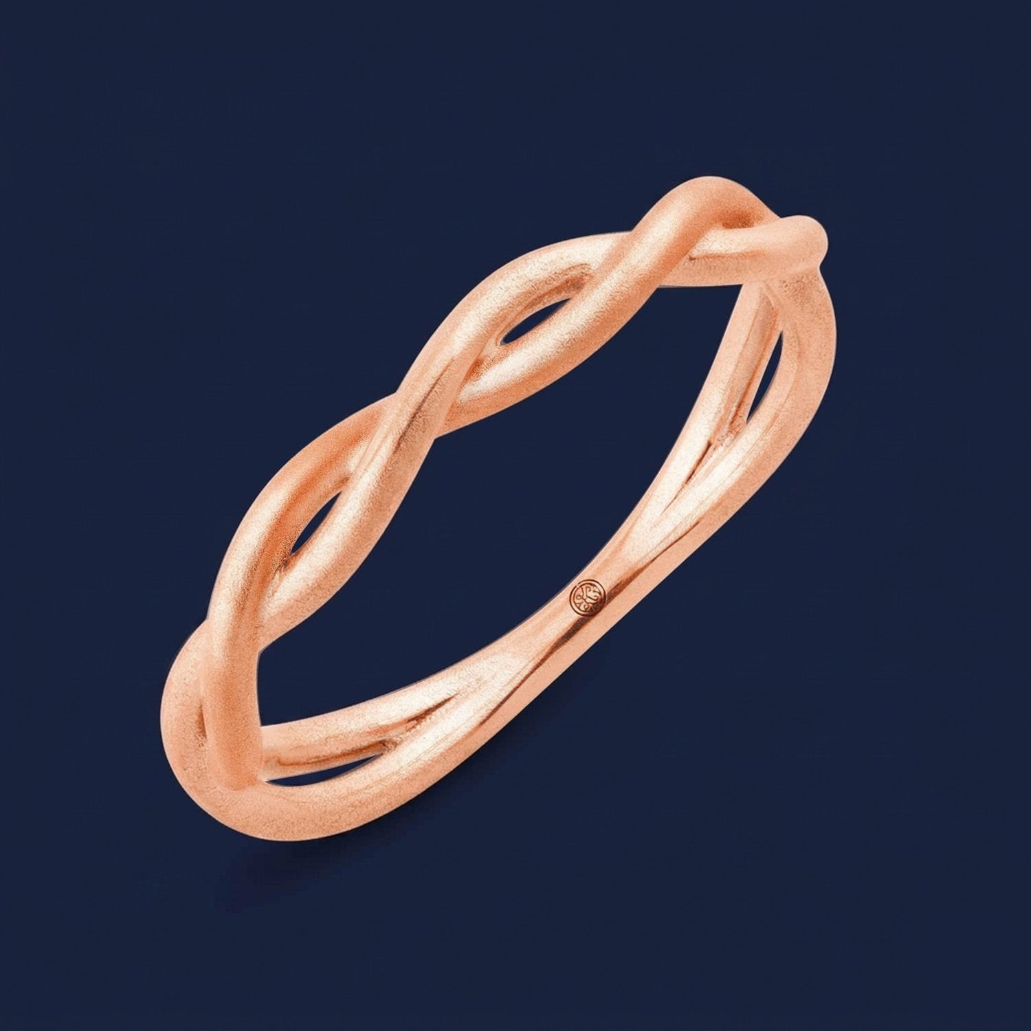 Eleganter, mattierter Ring in Rose mit geflochtenem Muster