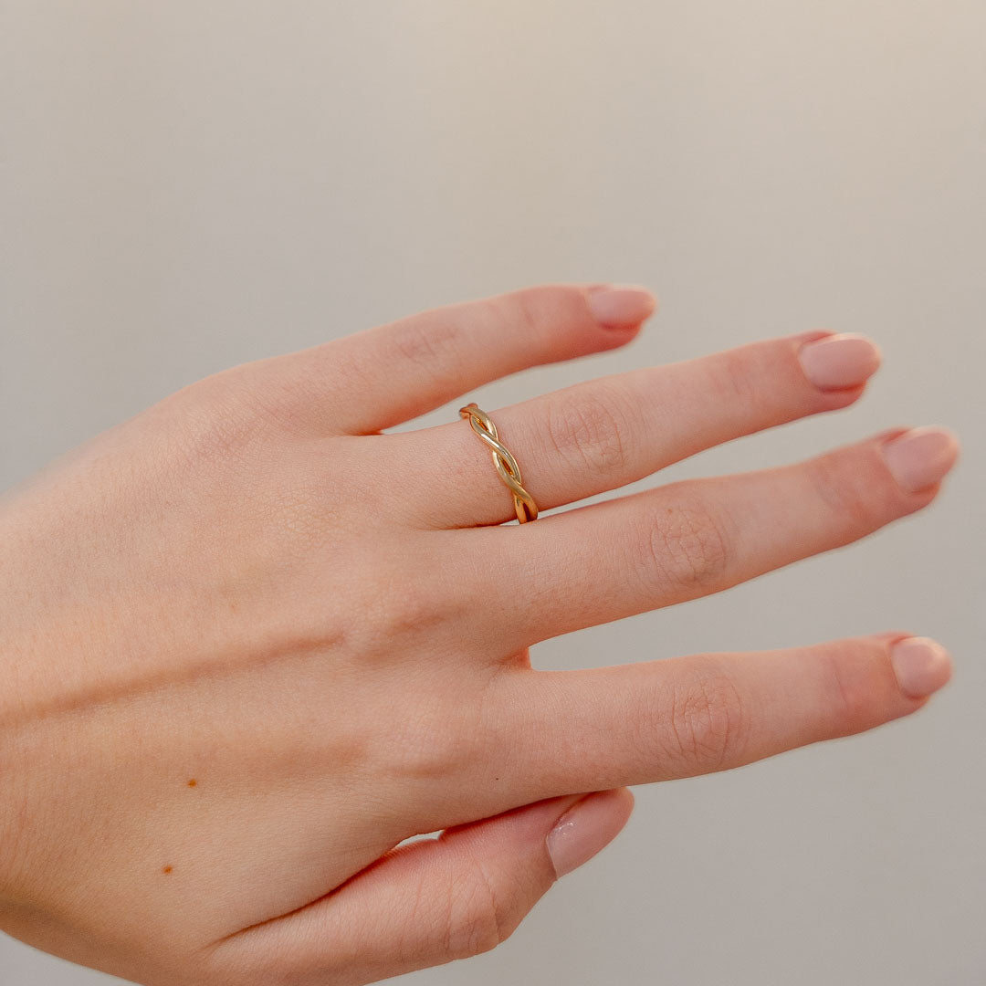 Eleganter Ring in Gelbgold mit geflochtenem Muster