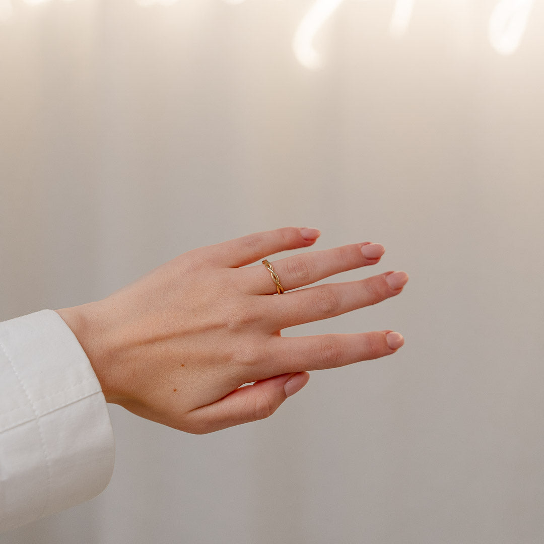 Eleganter Ring in Gelbgold mit geflochtenem Muster
