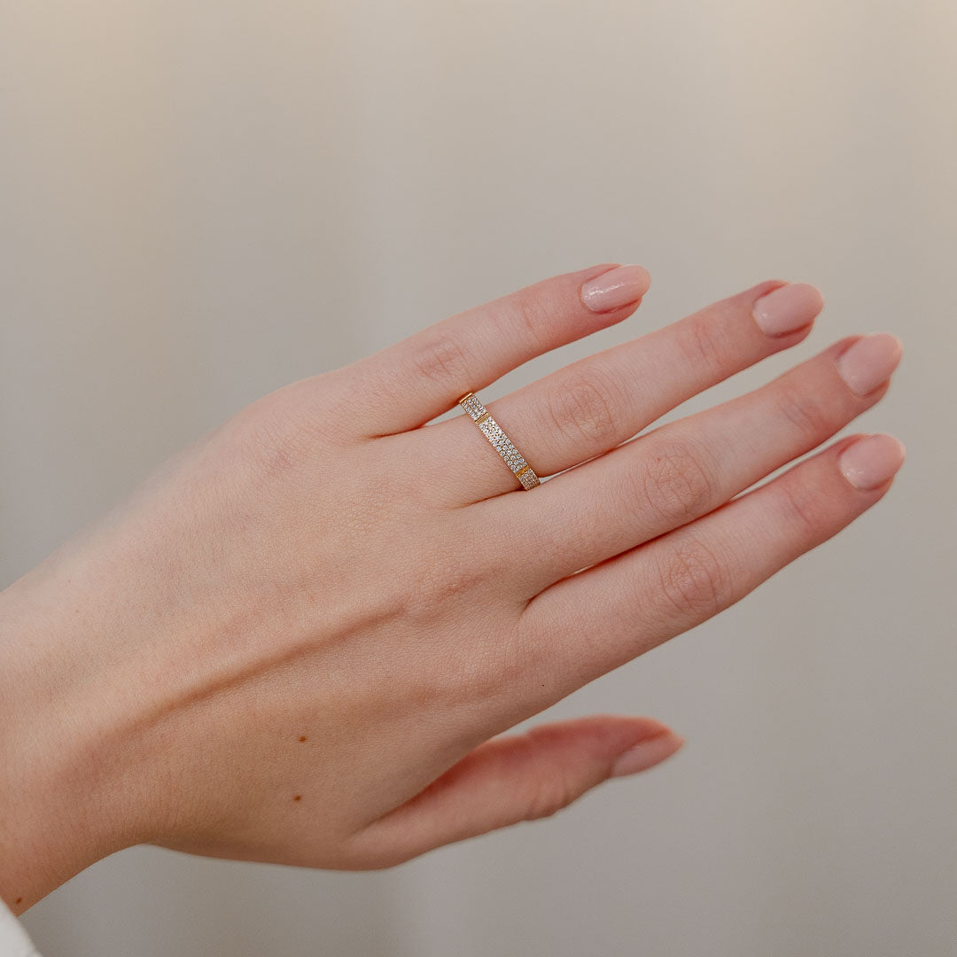 Eleganter Ring in Gelbgold mit Diamanten verziert
