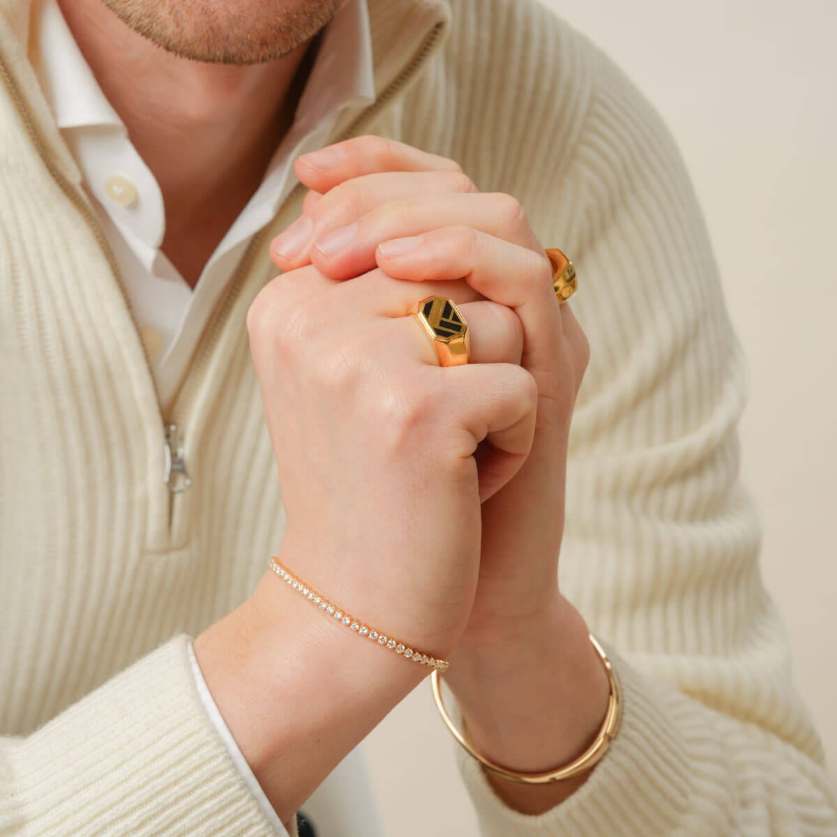 Männermodel trägt 18k vergoldeten Unisex Siegelring mit Keramik