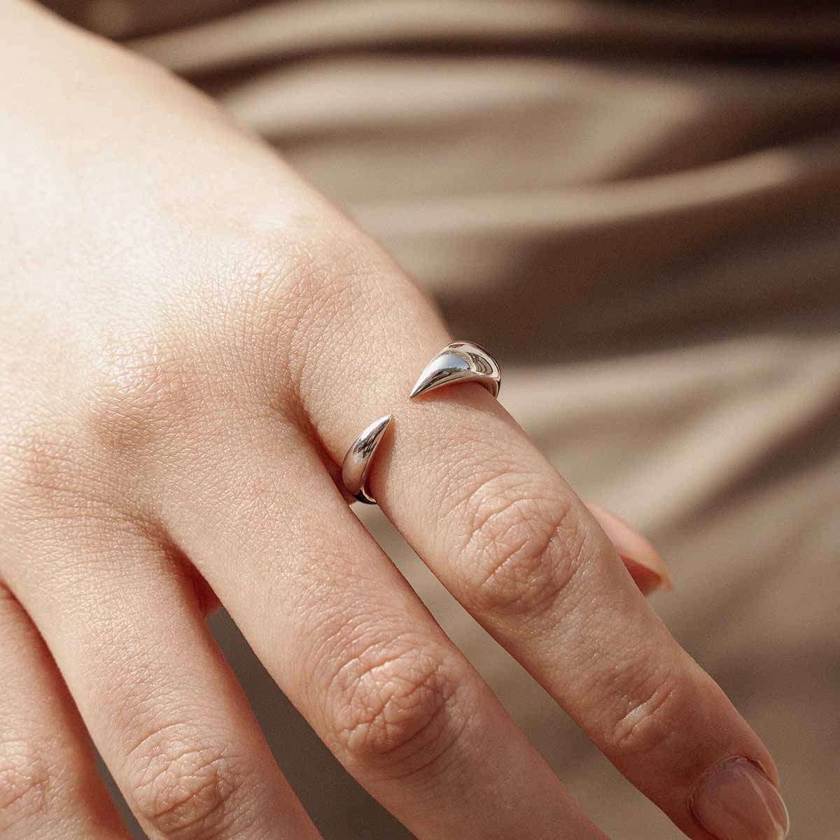 Zierlicher offener Ring in Sterling Silver am Model