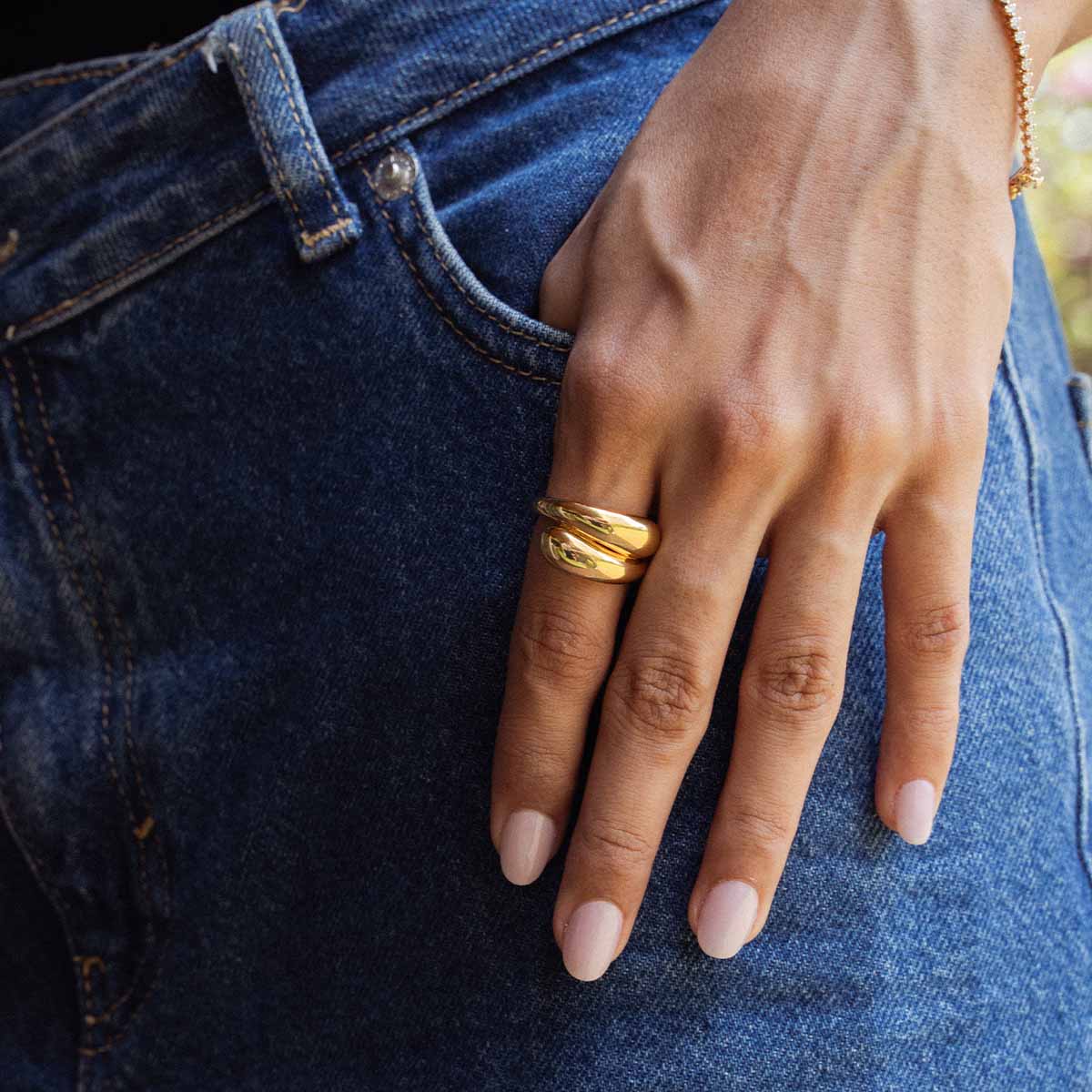 Dicker Crossover Ring in Gold getragen