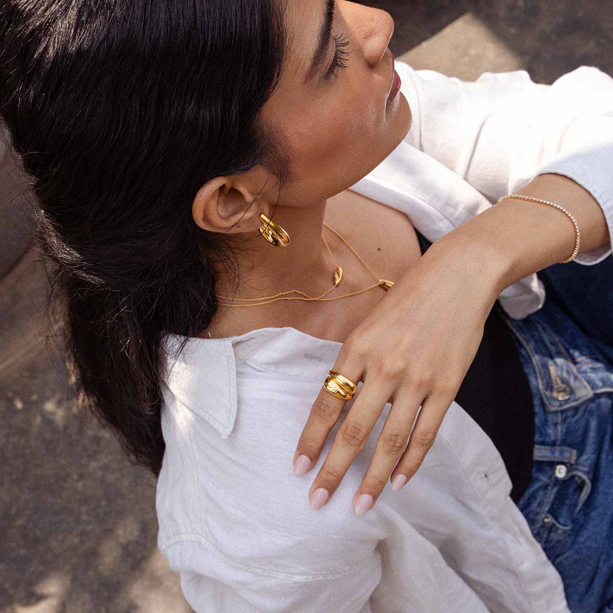 Dicker Gold Crossover Ring am Model