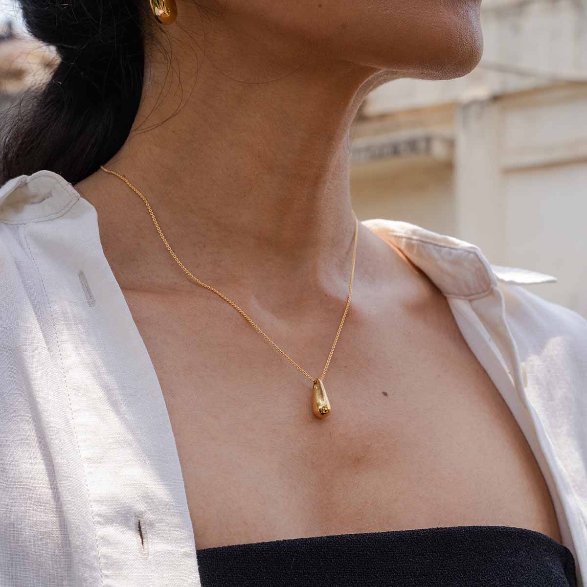 Frau trägt eine Kette mit Tropfen Anhänger