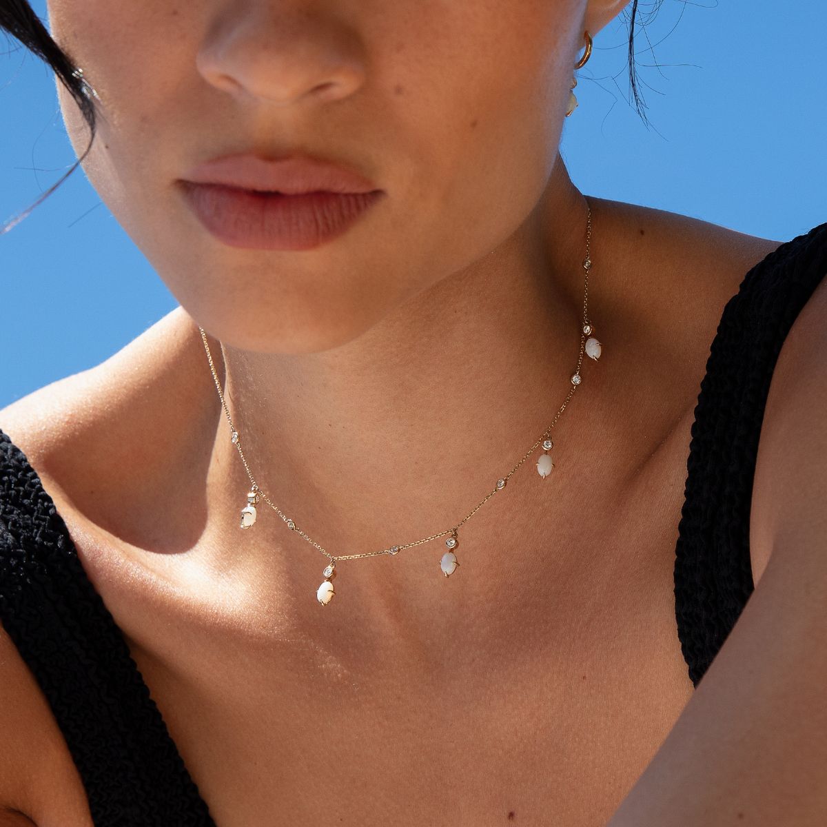 Layering-Kette mit mehreren Opalen und Lab-Diamanten in recyceltem Gold
