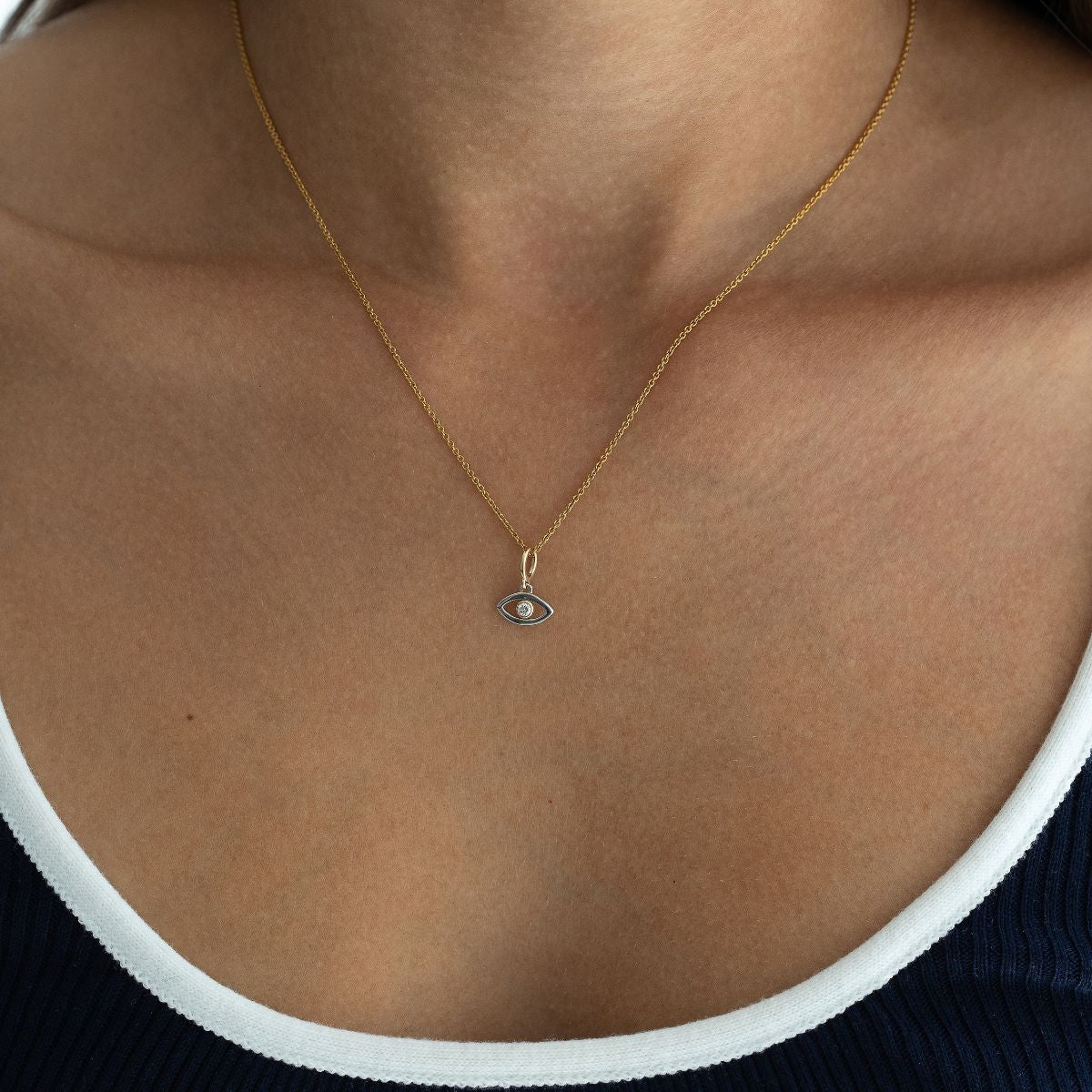 Model trägt Evil Eye Anhänger an einer Kette
