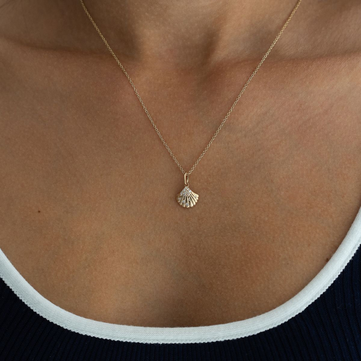 Model trägt Muschel Anhänger an einer Kette