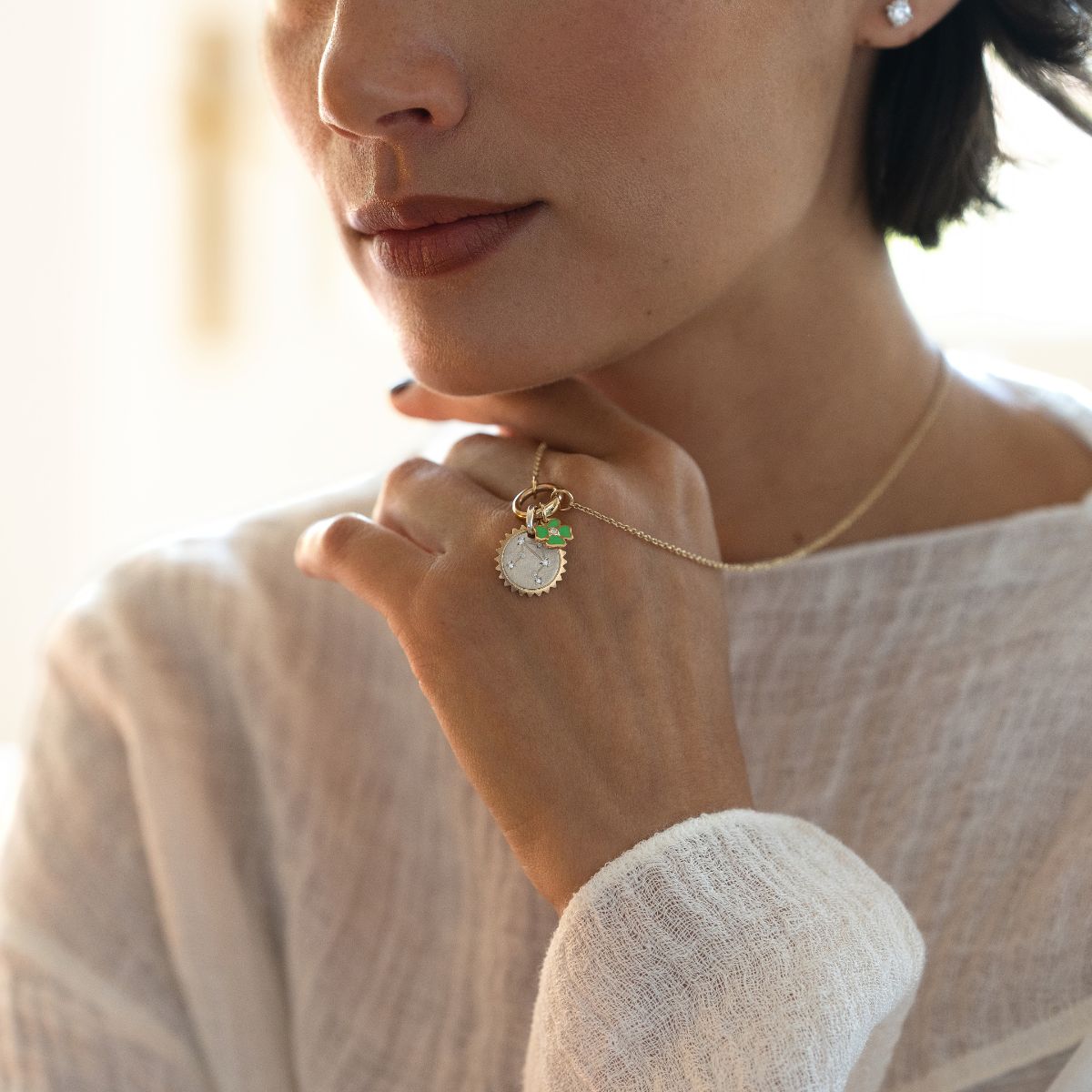 Model trägt die Charm Cable Kette in Gold, Detailansicht