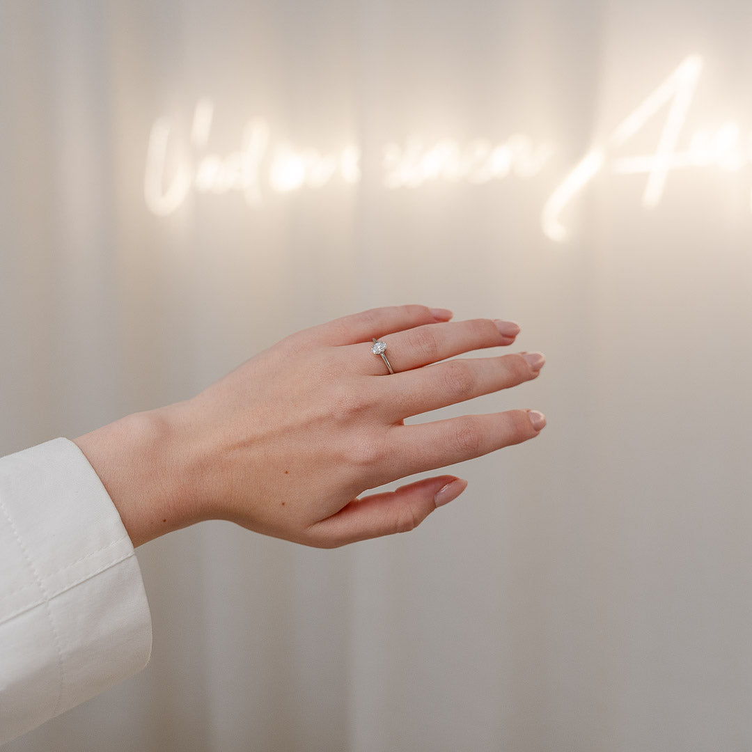 Zierlicher Ring in Weißgold mit Diamant im Ovalschliff