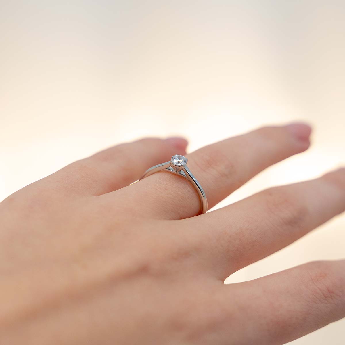 Zierlicher Ring in Weißgold mit Lab-Diamant im Rund-Schliff