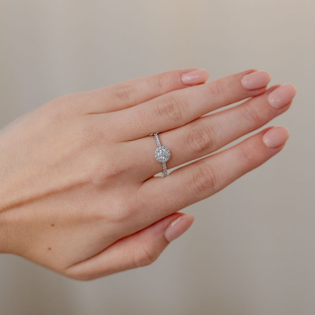 Edler Verlobungsring mit natürlichem Diamant als feinen Halo am Model
