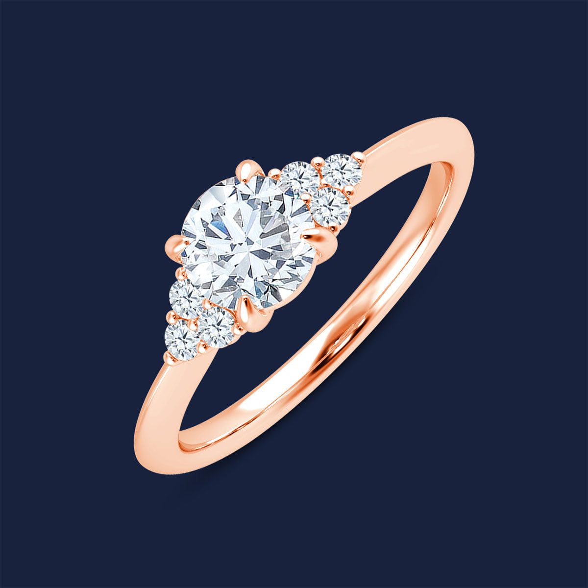 Rosegoldring mit einem zentralen, großen Diamanten im Rund-Schliff. Umgeben von 6 kleineren Seitendiamanten