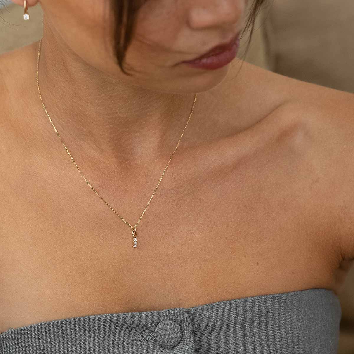 Model trägt gelbgoldenen Anhänger mit Lab Diamanten besetzt