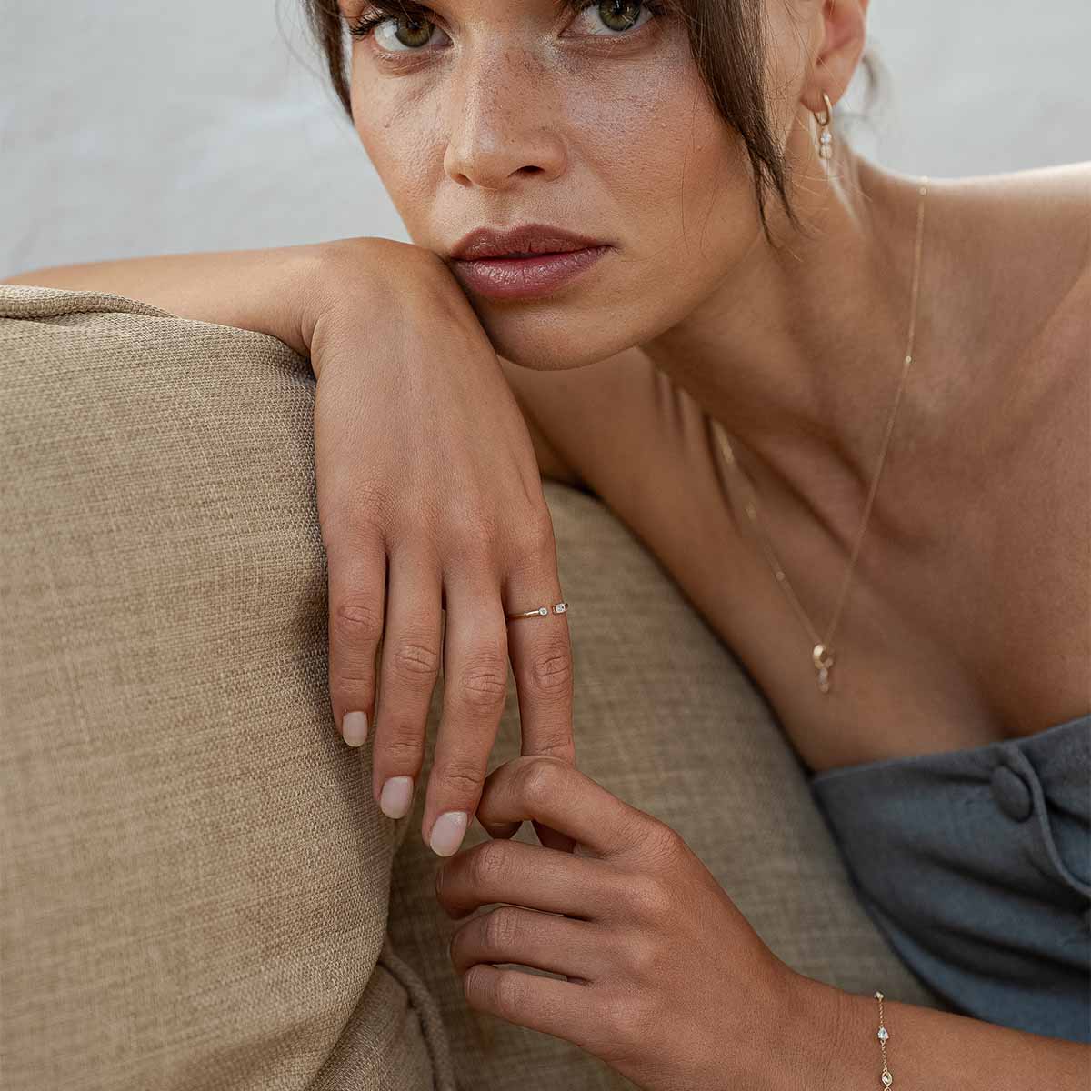 Model trägt offenen Ring aus 14k Gelbgold