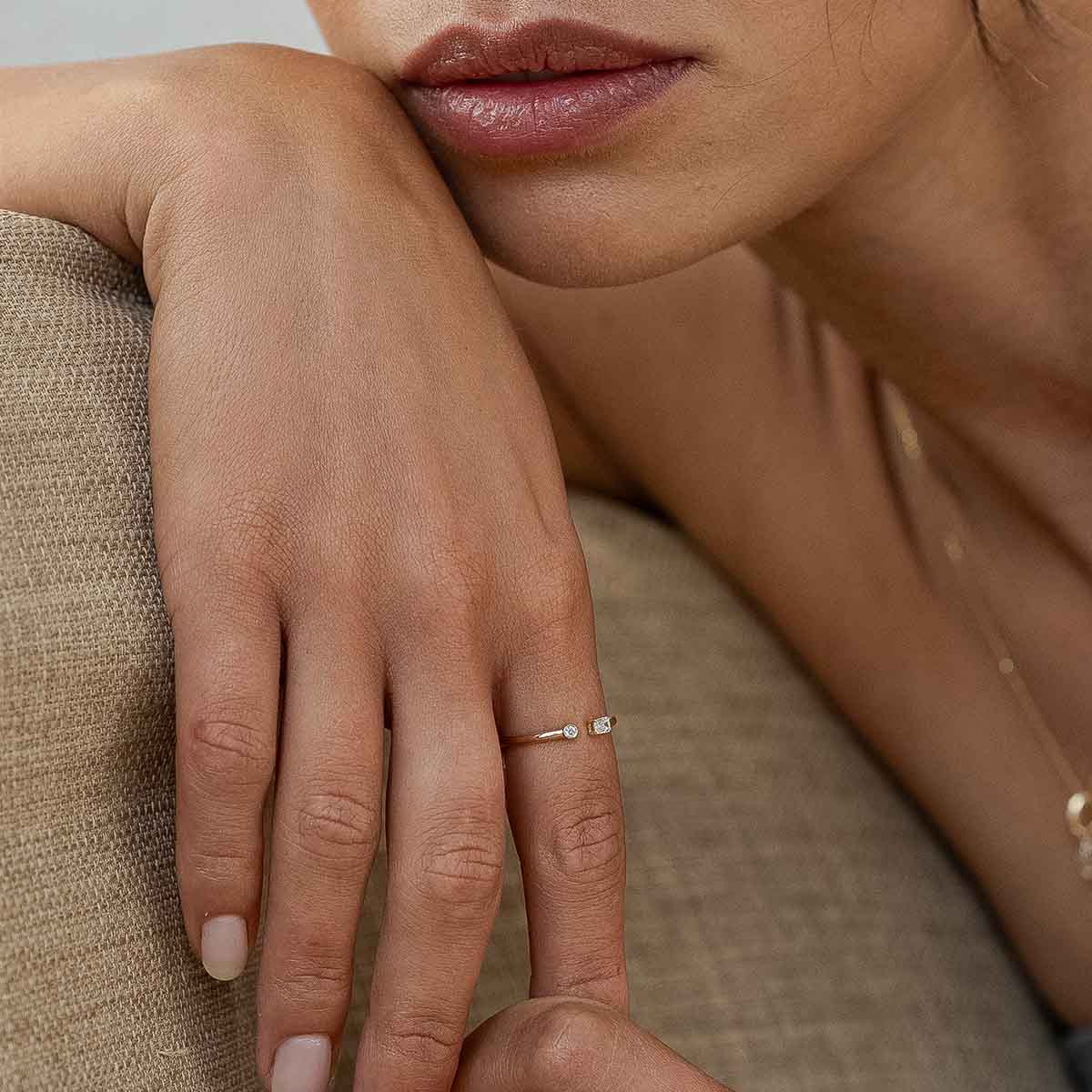Nahaufnahme von Model, das Lab-Diamantring in Gold trägt