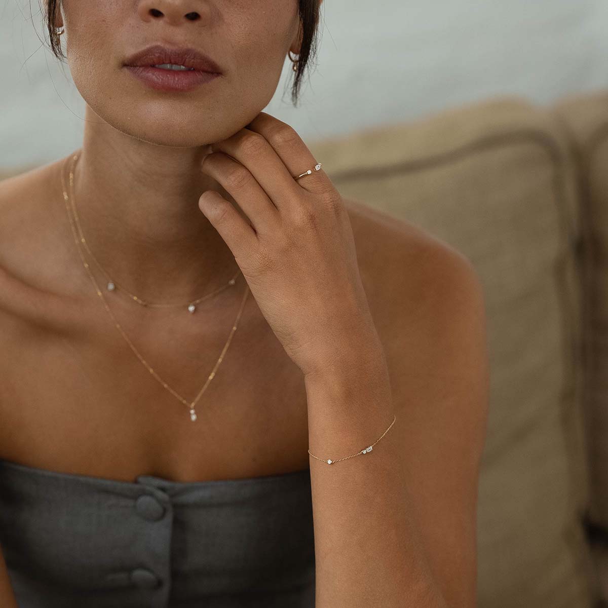 Model trägt Schmuckkombination mit gelbgoldenem Lab Diamantarmband