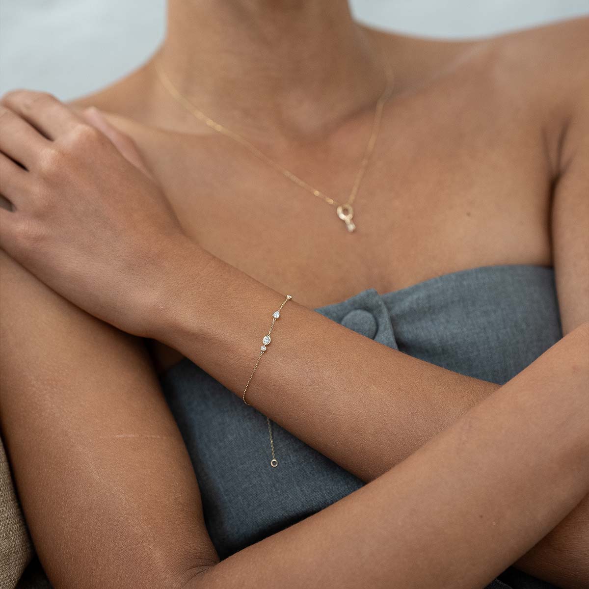 Model trägt Armband mit Lab Diamanten in verschiedenen Schliffen