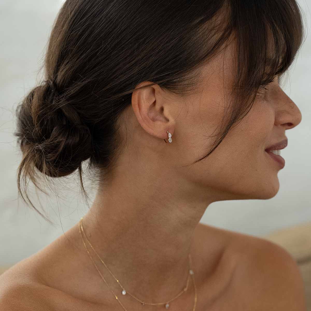 Model von der Seite mit goldenen Lab Diamant Kreolen
