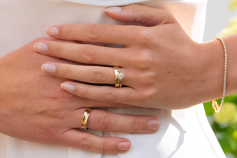 Model trägt Verlobungsring mit Lab Diamanten und Tennis Armband mit labor-kultivierten Diamanten