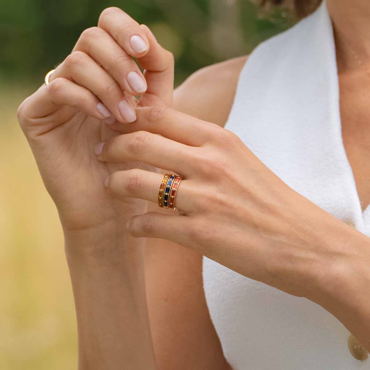 Das Model trägt die Kollektion zusammen an der Hand