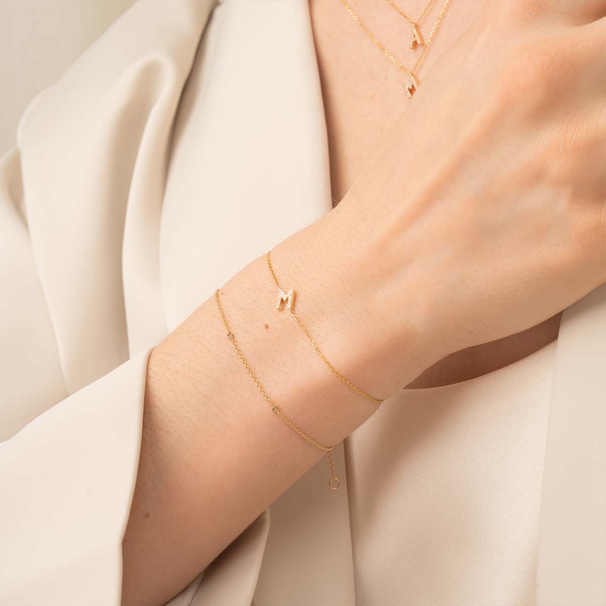 Buchstaben Armband in Gold am Model