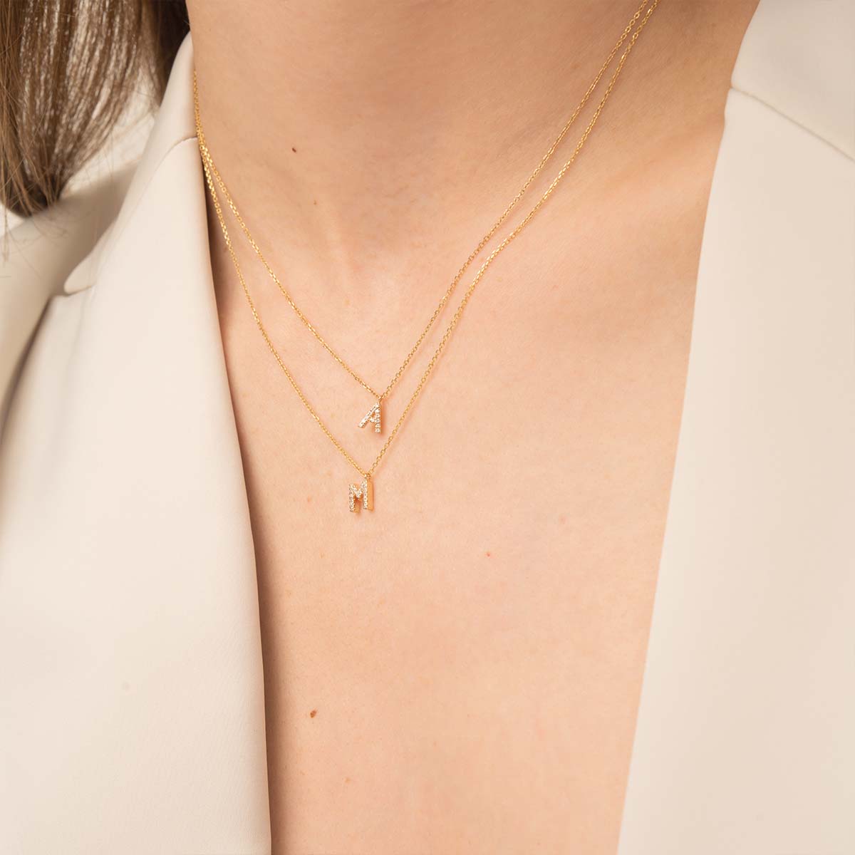 Kombinierte Initialen Ketten A und M am Model