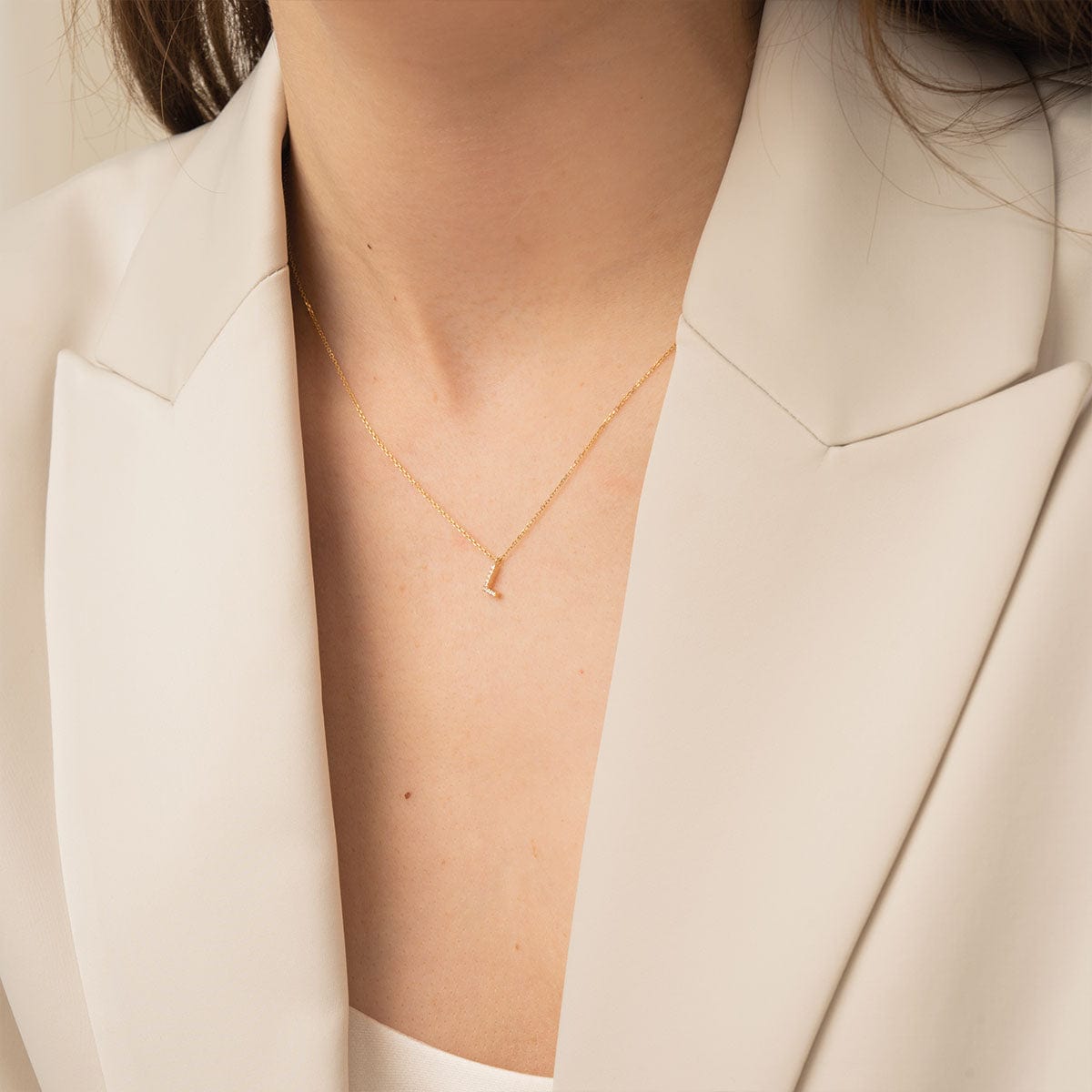 Getragene Initialen Kette L am Model