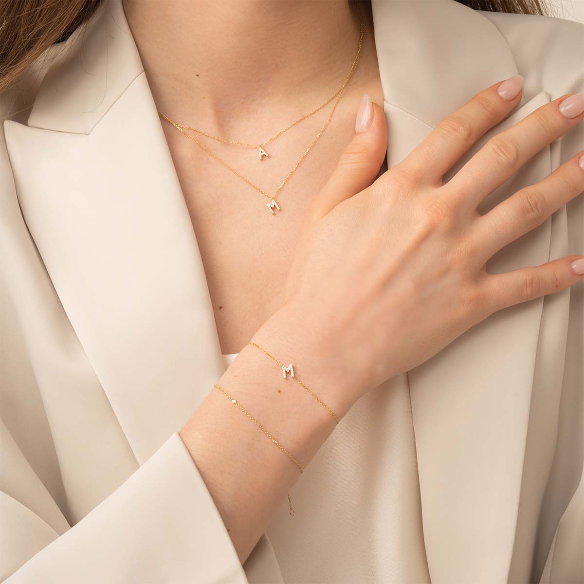 Buchstabenschmuck in 14k Gold am Model