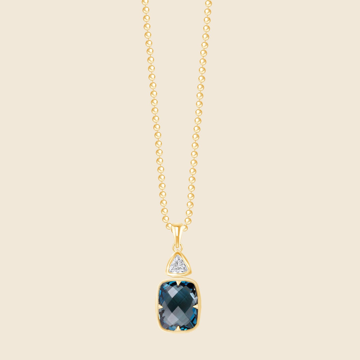 Gelbgoldene Kugelkette mit London Blue Topas Anhänger und Trillion Lab Diamant