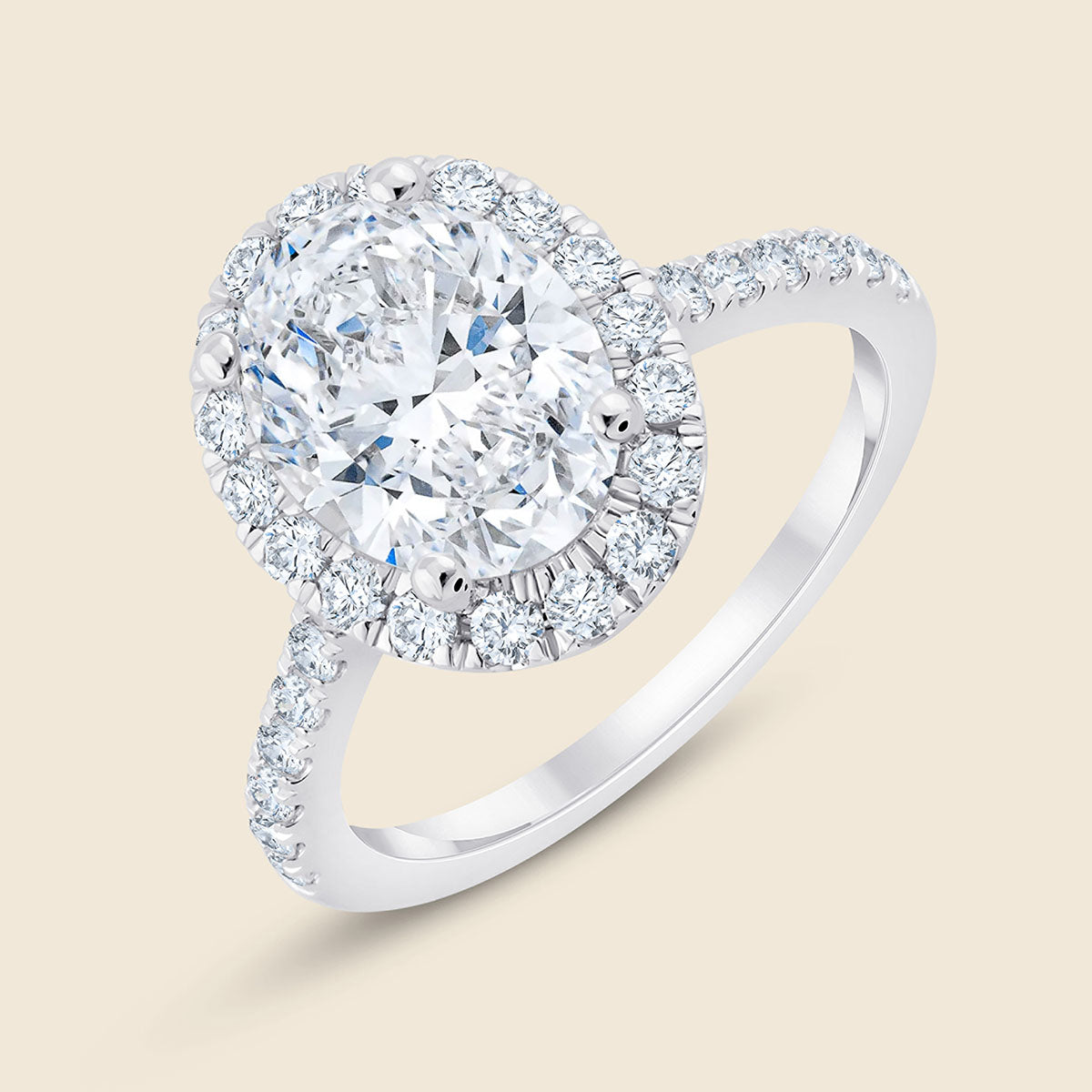 Ovaler Diamantring mit Strahlenkranz und Mikroband